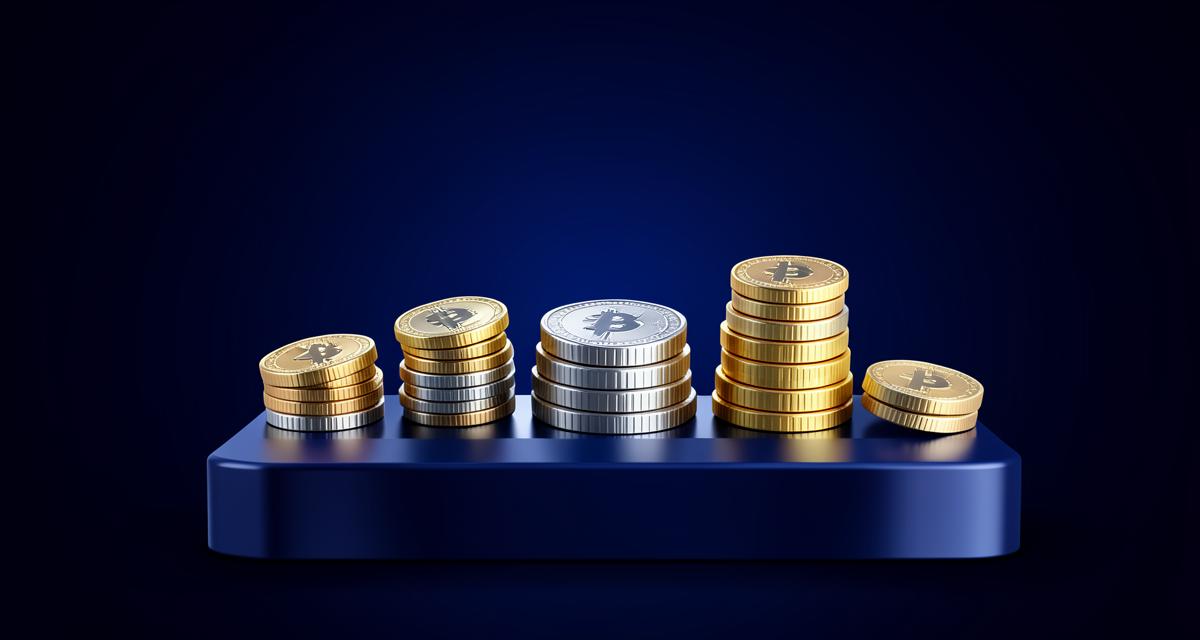 Ilustración 3D de un podio con pilas de monedas criptográficas doradas y plateadas