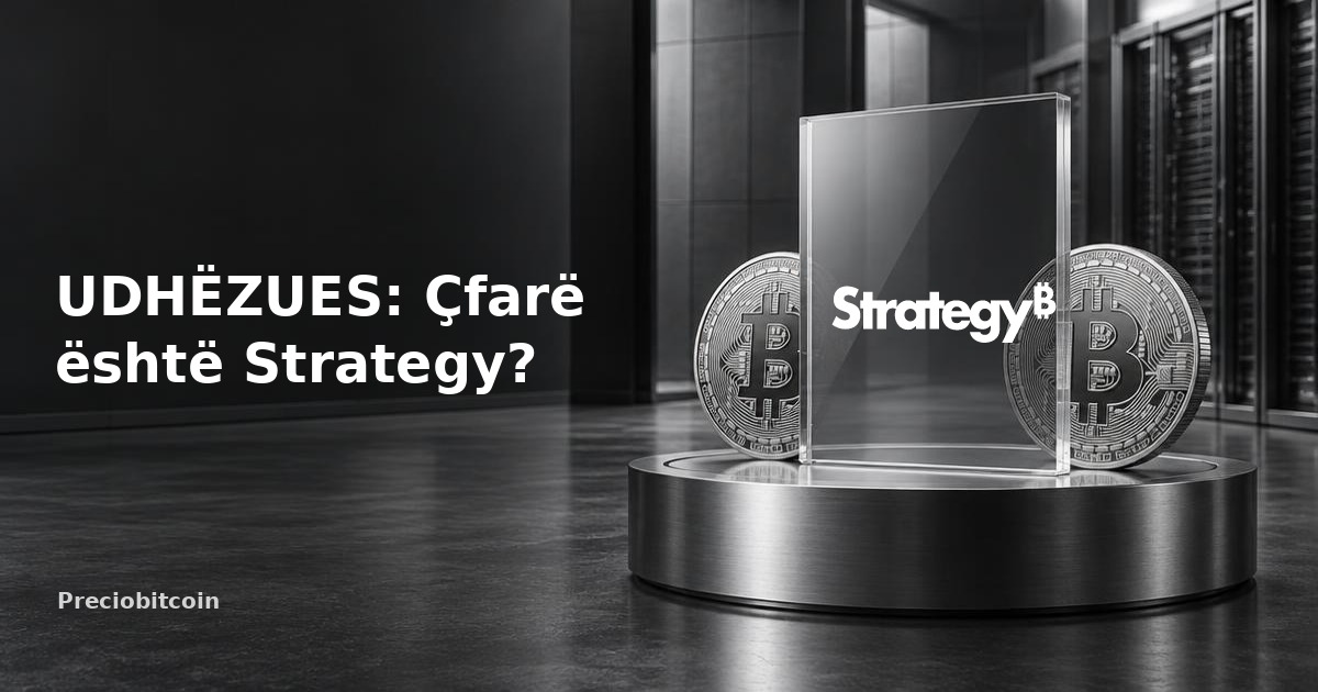 Logotipi i Strategy mbi një piedestal pranë monedhave Bitcoin: udhëzues mbi kompaninë e thesarit bitcoin